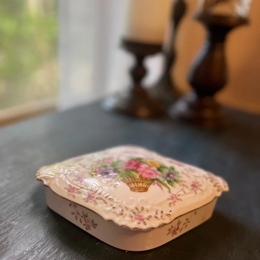 Lipper & Mann vintage Bristol Garden porcelain china trinket/jewelry box.